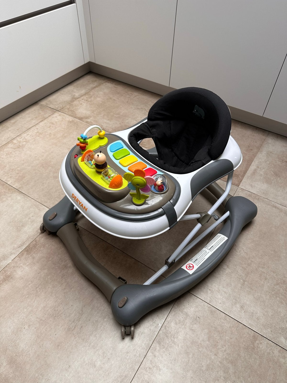 Deryan loopstoel met afneembaar speelfrontje, Kinderen en Baby's, Speelgoed | Babyspeelgoed, Ophalen, Gebruikt, Overige typen