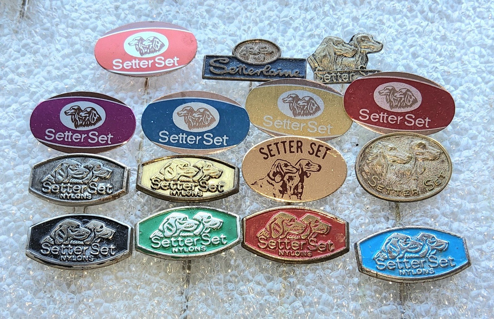 15 Speldjes Setter Set Nylons, Verzamelen, Speldjes, Pins en Buttons, Ophalen of Verzenden, Gebruikt, Overige onderwerpen, Speldje of Pin