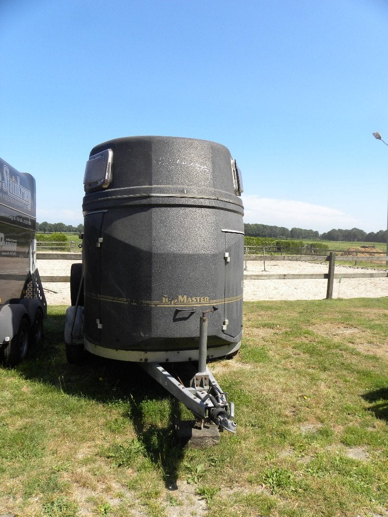 Dubbelassige Paardentrailer., Ophalen