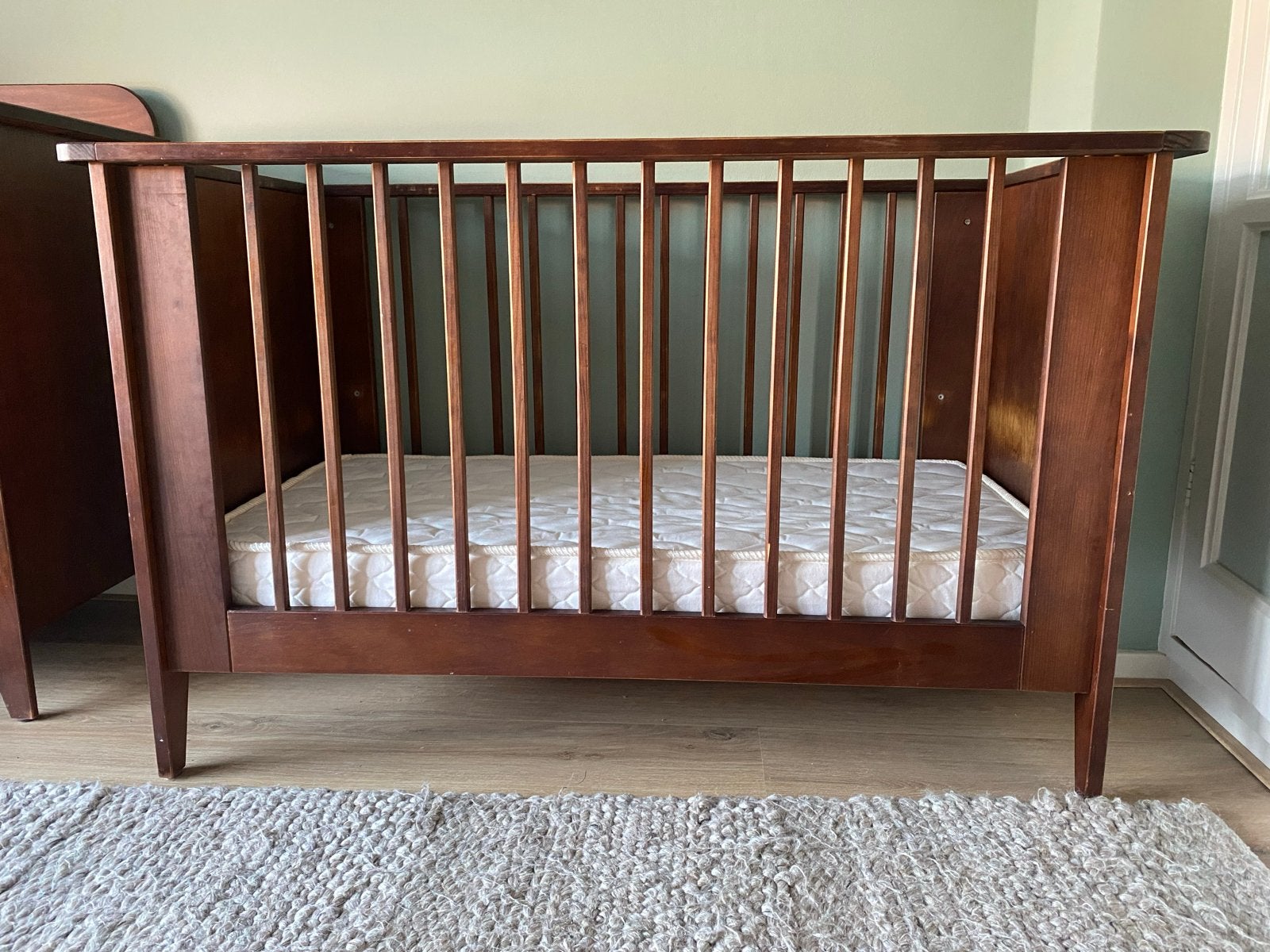 Massieve houten babykamermeubels (ledikant, commode en kast), Ophalen, Zo goed als nieuw, Ledikant