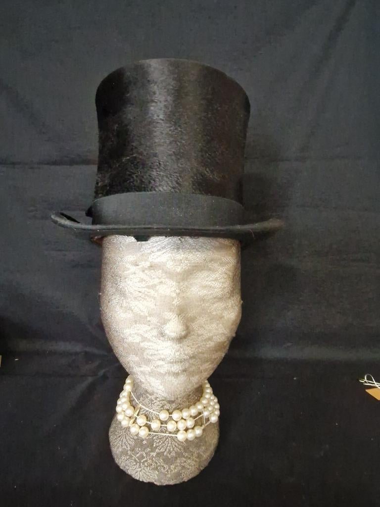 Oude hoeden en petten, Verzenden, In de cramer 50 6411rs Heerlen, Info@adelheidantiek.nl, Gedragen