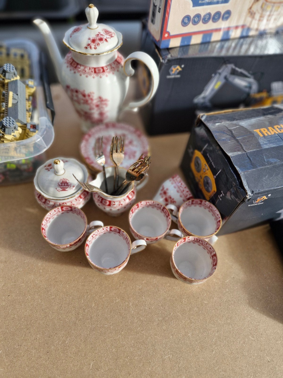 Vintage theeservies met rood bloemmotief en gouden rand, Ophalen of Verzenden