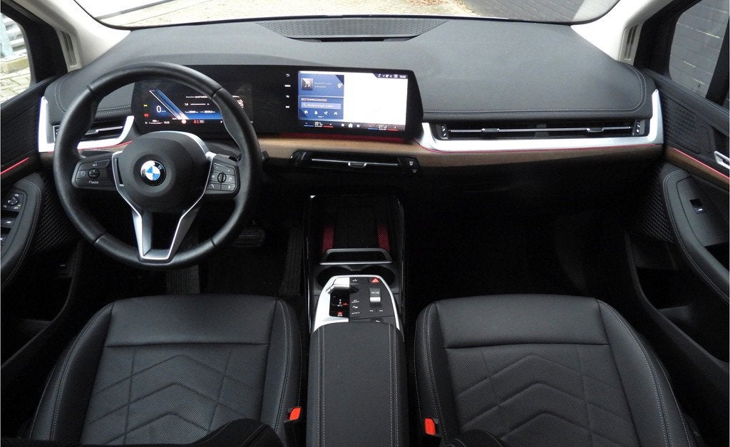BMW 2 Serie Active Tourer 218i Luxury Line Automaat / Comfor, Auto's, BMW, 136 pk, Gebruikt, Met garantie (alle), 1445 kg