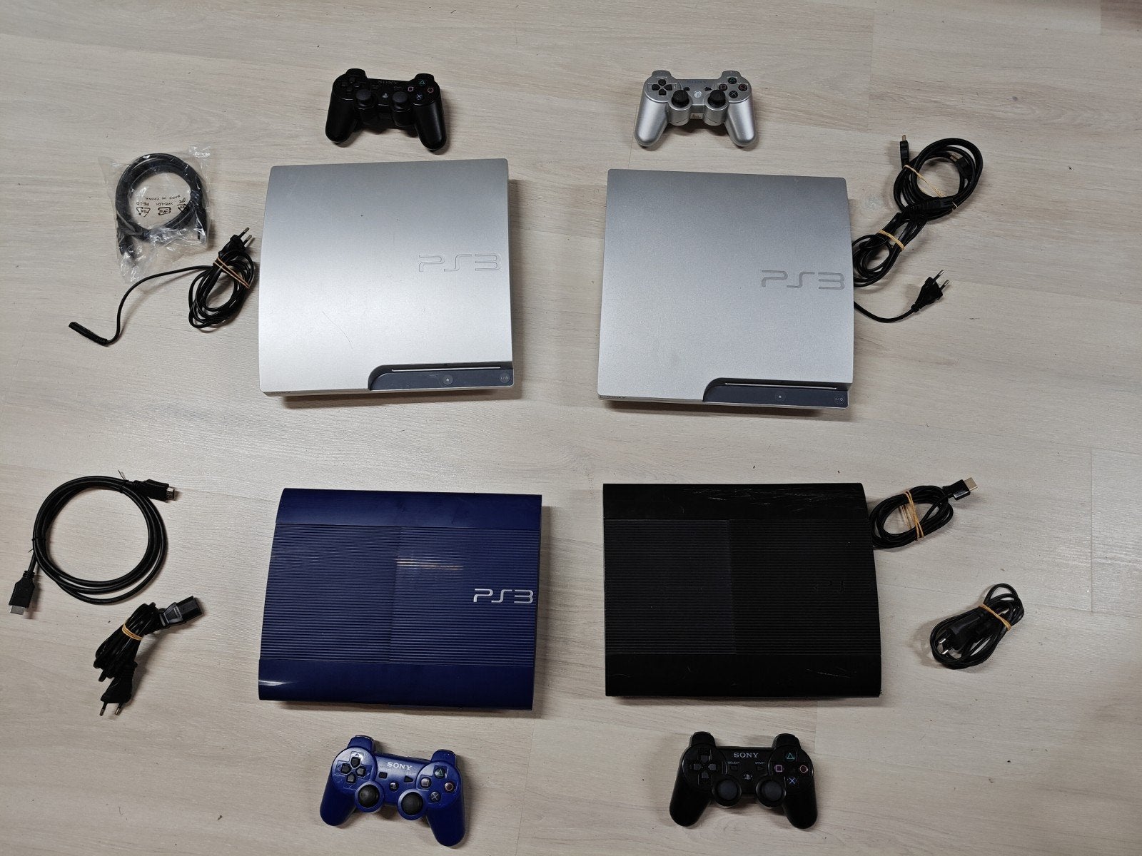 PS3 Slim en Super slim set blauw zilver en zwart, Spelcomputers en Games, Gebruikt, 1-7-1 Konan, Minato-ku, Tokyo 108-0075, Japan