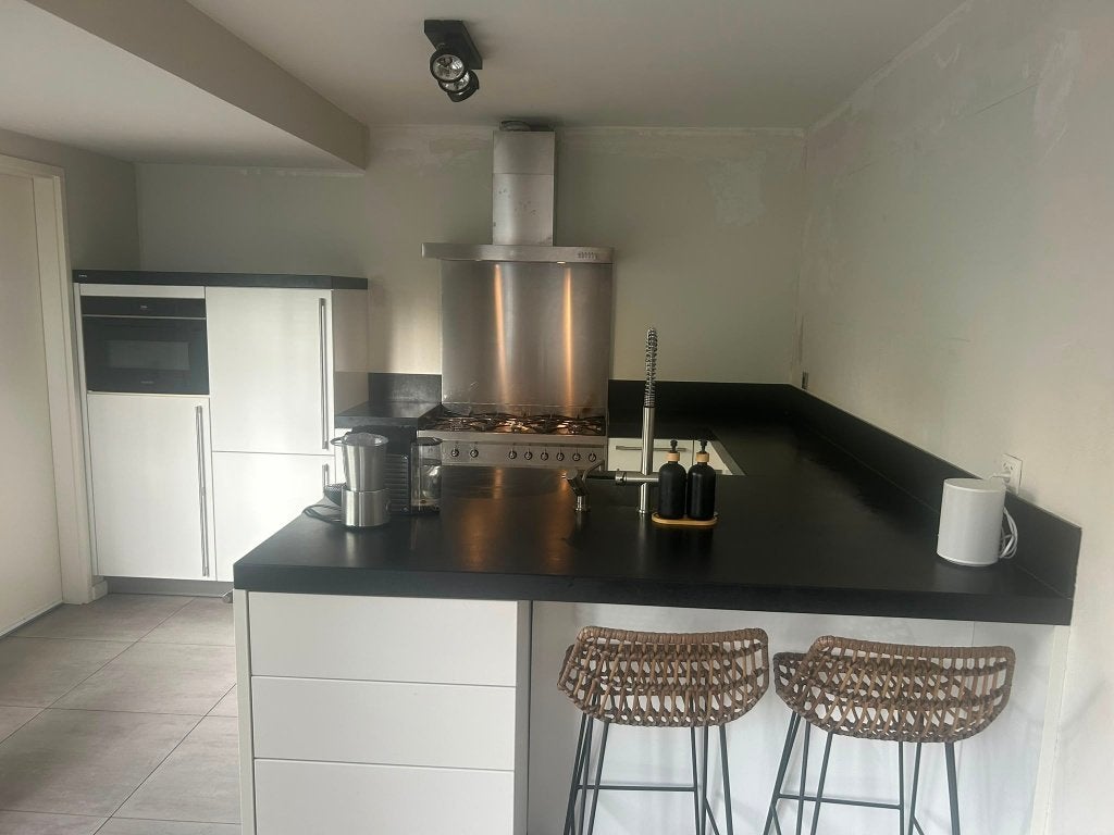 Moderne hoekkeuken met kookeiland en apparatuur, Ophalen, Gebruikt, Overige materialen, Wit