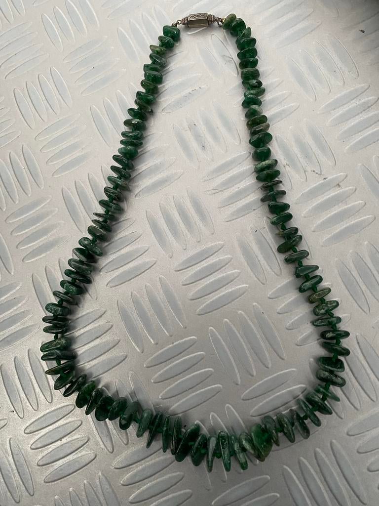 Geknoopte ketting met groene stenen en antiek zilveren slot, Sieraden, Tassen en Uiterlijk, Kettingen, Gebruikt, Steen of Mineraal