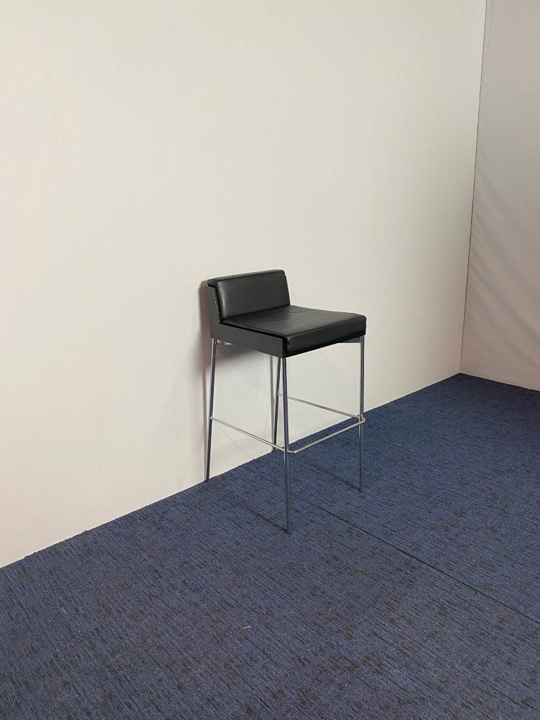 10 x Design barkruk Ahrend, zwart leder, chroom frame, Huis en Inrichting, Met voetsteun, 60 tot 90 cm, Ophalen, Hout