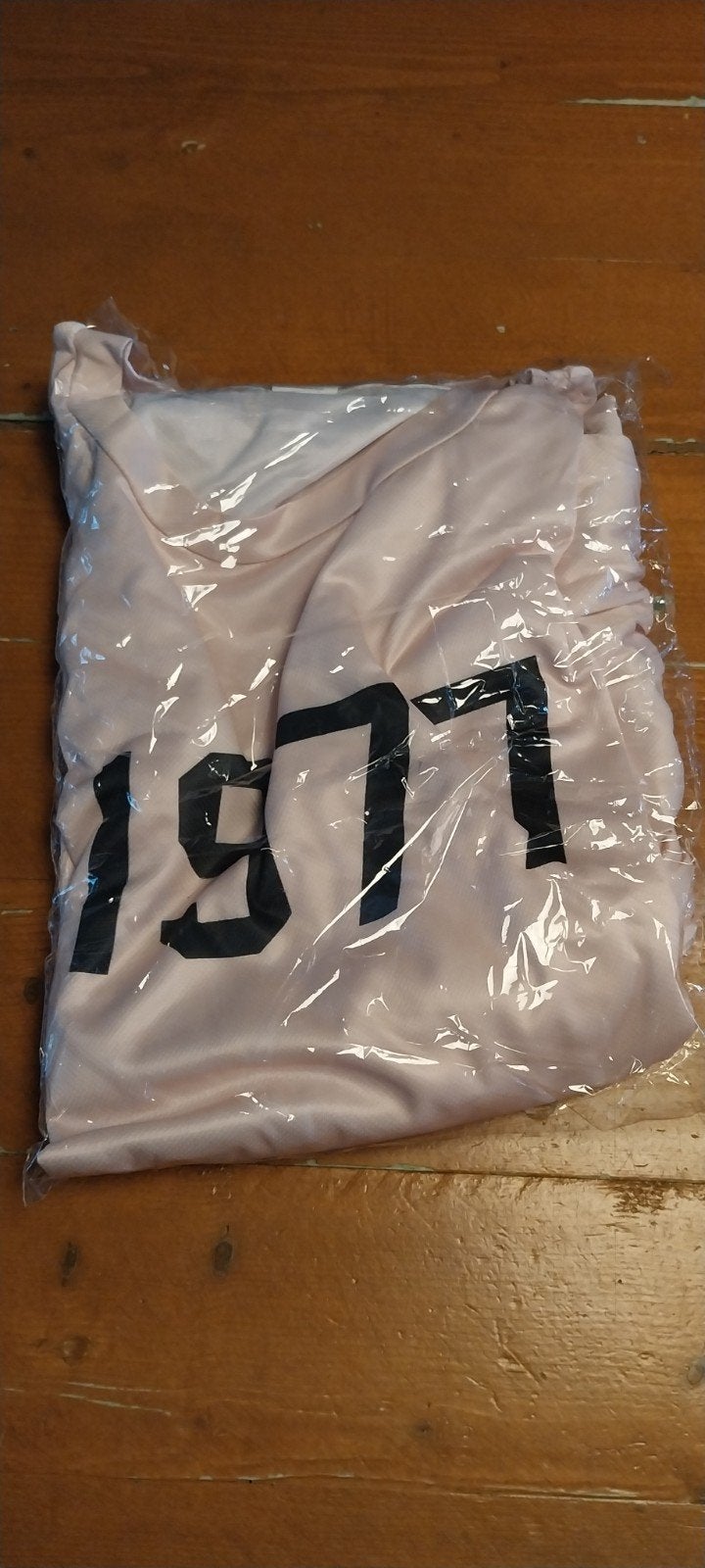 Nieuw Crème T-shirt en korte broek set '1977', Kleding | Heren, Overige Herenkleding, Ophalen, Nieuw, Onbekend