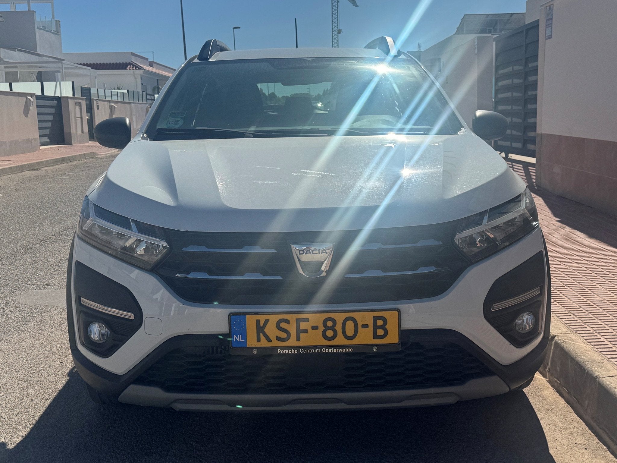 Dacia Sandero STEPWAY 1.0 TCE 90PK (bj 2022), Auto's, Dealer onderhouden, Gebruikt, Euro 6, Wit