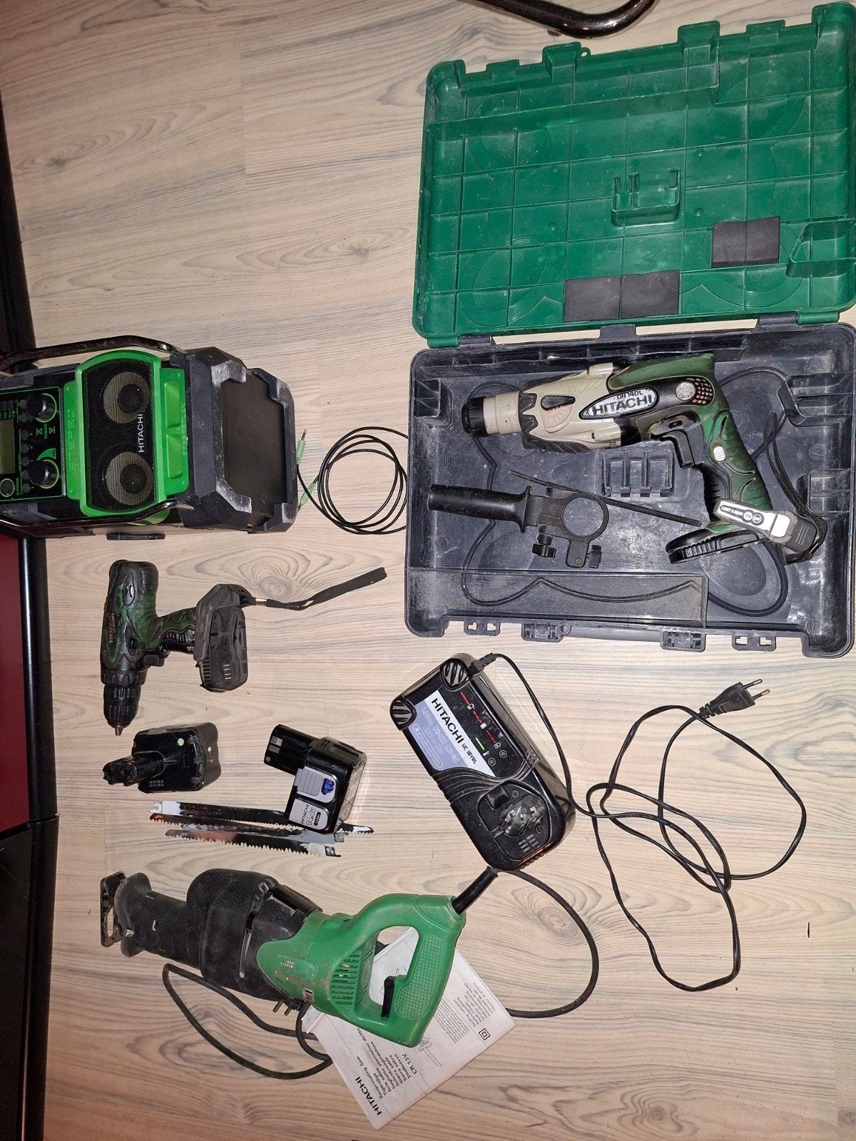 hitachi boormachines 14.4v  en schrobzaag op 220v, Ophalen of Verzenden, Boormachine