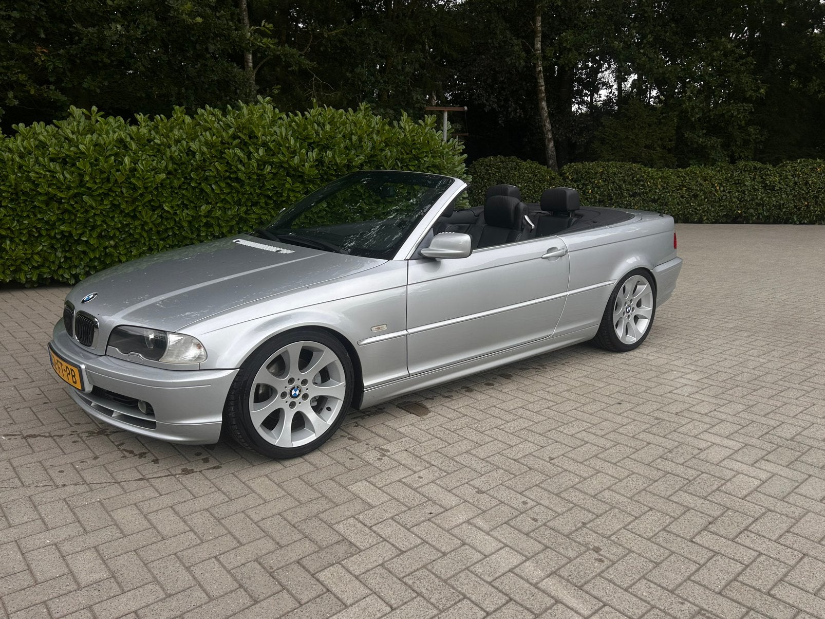 BMW 323i cabrio automaat km 190520 nap, Auto's, Automaat, Achterwielaandrijving, Zwart, 2494 cc