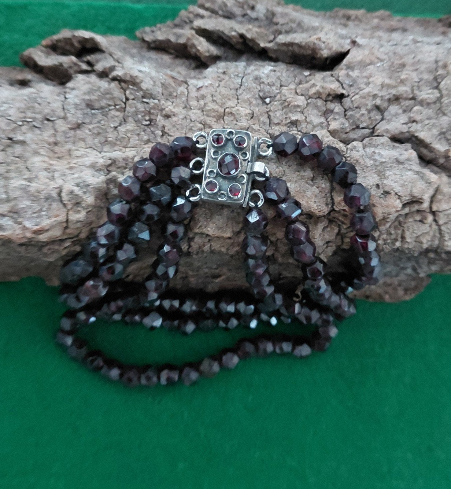 3 rijige facetgeslepen granaten armband - zilveren slot, Sieraden, Tassen en Uiterlijk, Ophalen of Verzenden, Overige materialen