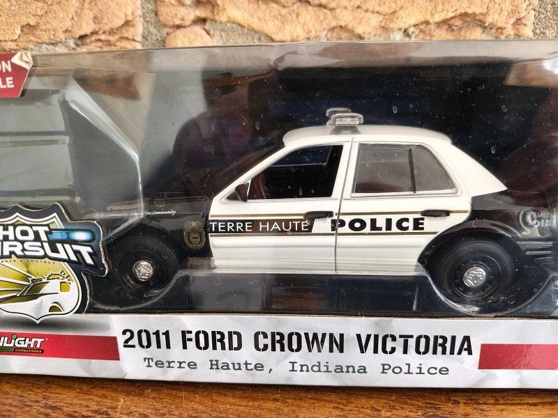 (302) Schaalmodel 1:24 Crown Victoria uit 2011, Hobby en Vrije tijd, Modelauto's | 1:18, Verzenden, Zo goed als nieuw, Auto, Overige merken