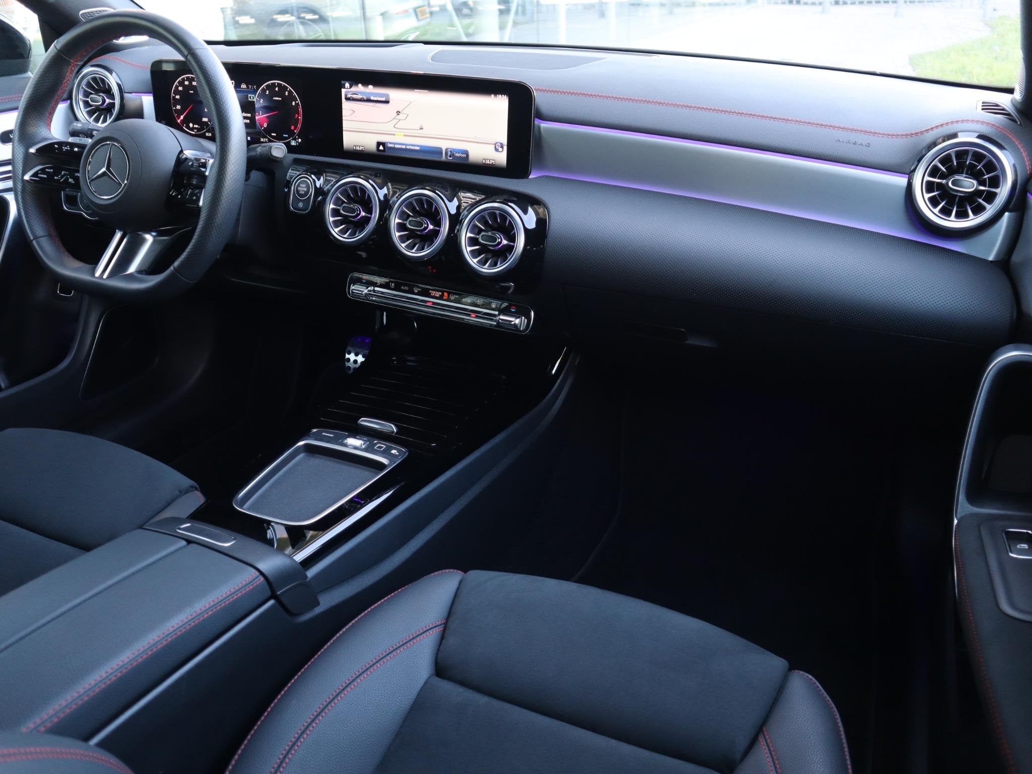 Mercedes-Benz CLA-klasse Shooting Brake 180 Business Solutio, Auto's, 136 pk, Gebruikt, 4 cilinders, Zwart
