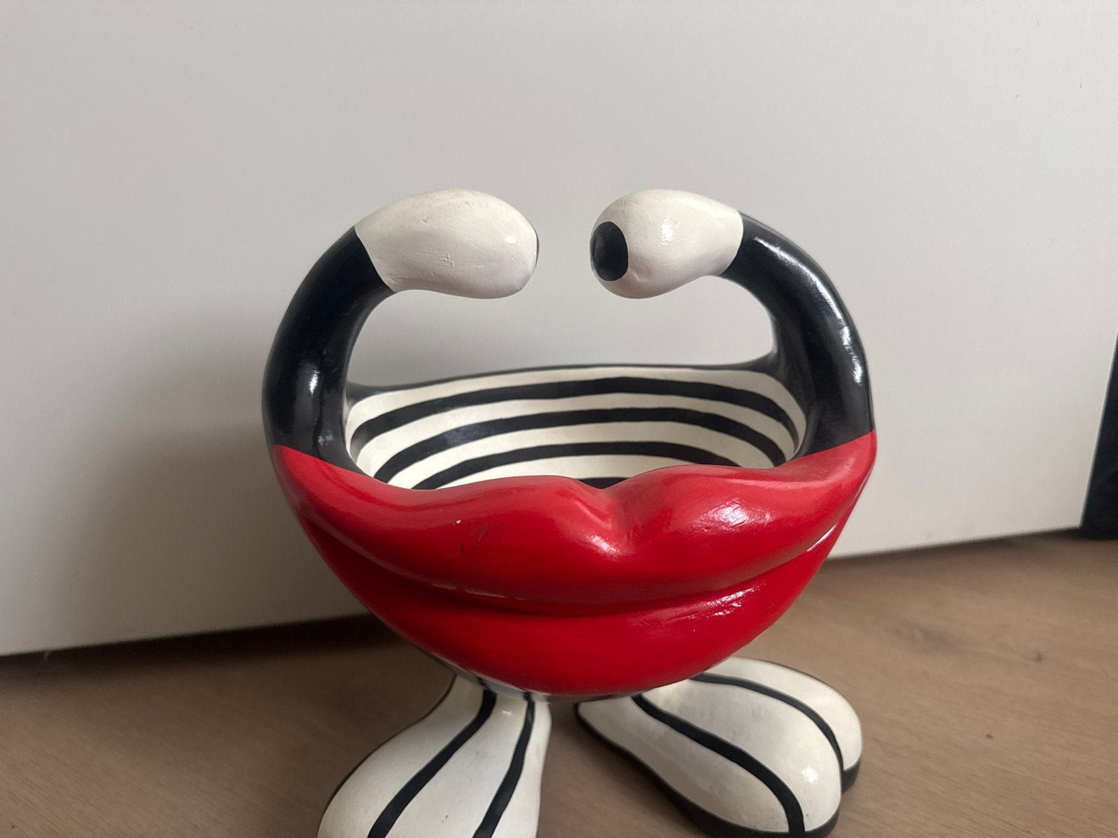 Niloc Pagen lip bowl black and white, Antiek en Kunst, Meerkleurig, Object, Handgemaakt, Ophalen of Verzenden