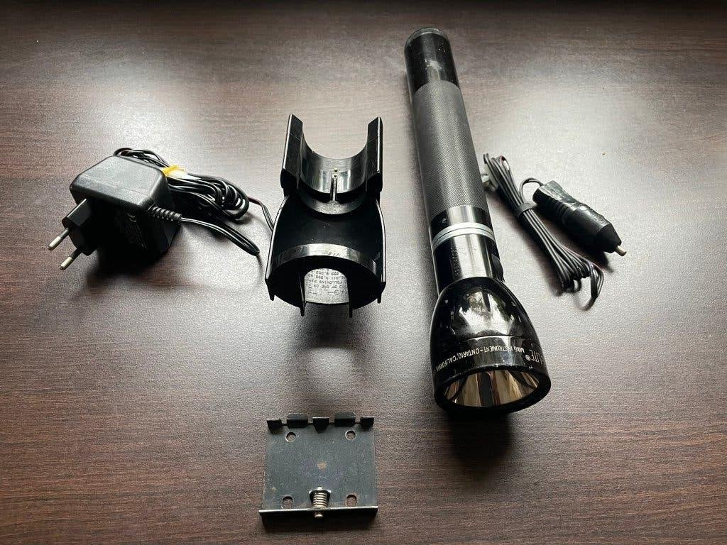 Magcharger zaklamp met lader, muurbeugel en 12V aansluiting, Ophalen of Verzenden, Gebruikt, Batterij