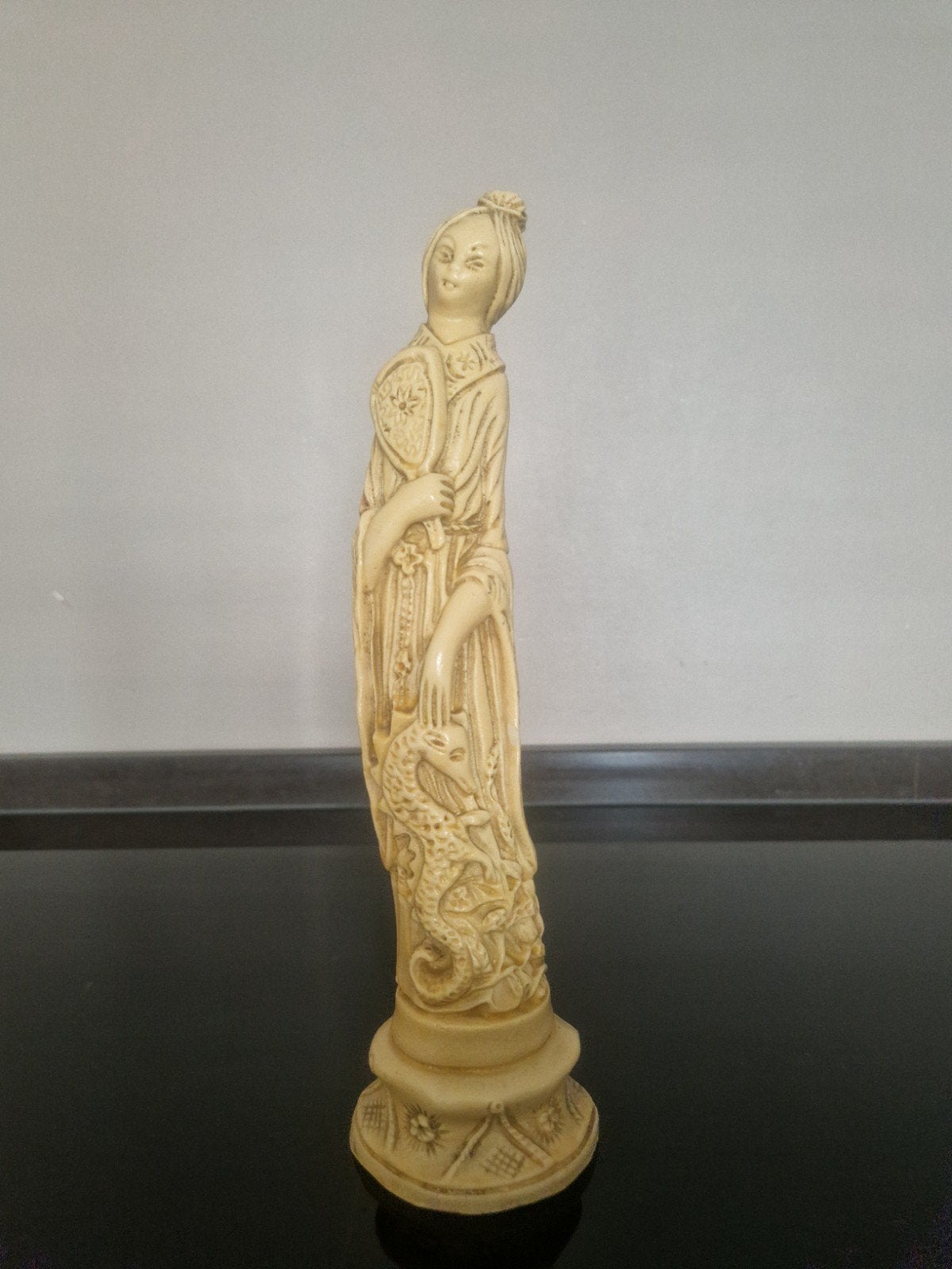 Aziatisch Beeld Hofvrouw/Godin met Waaier en Draak - Ivoor, Ophalen of Verzenden, 20 - 50 cm, Beeld, Azië