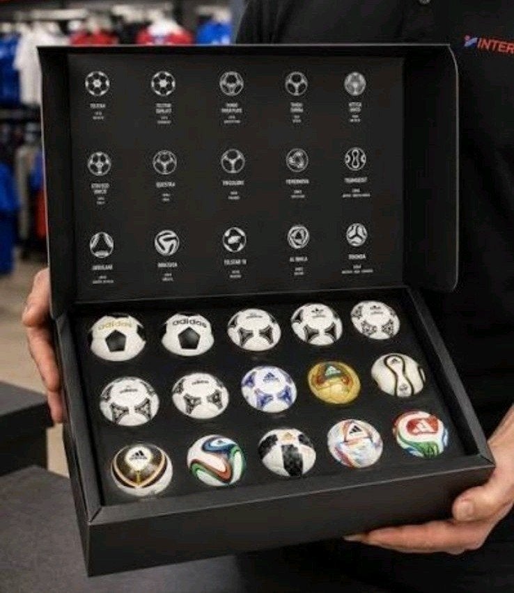 WK adidas historie mini ballen set - elke WK bal, Ophalen of Verzenden, Nieuw, Overige sporten, Overige typen