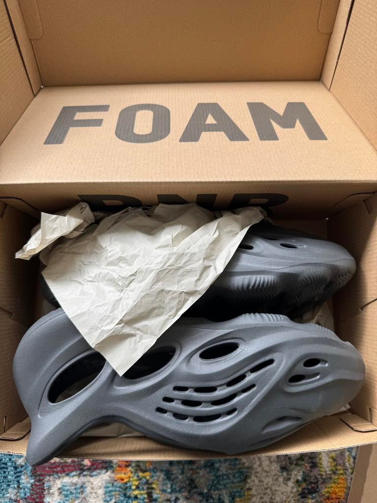 Adidas Yeezy Foam Runner 'Carbon' - Nieuw in doos, Kleding | Heren, Schoenen, Ophalen, Zo goed als nieuw, Zwart, Slippers
