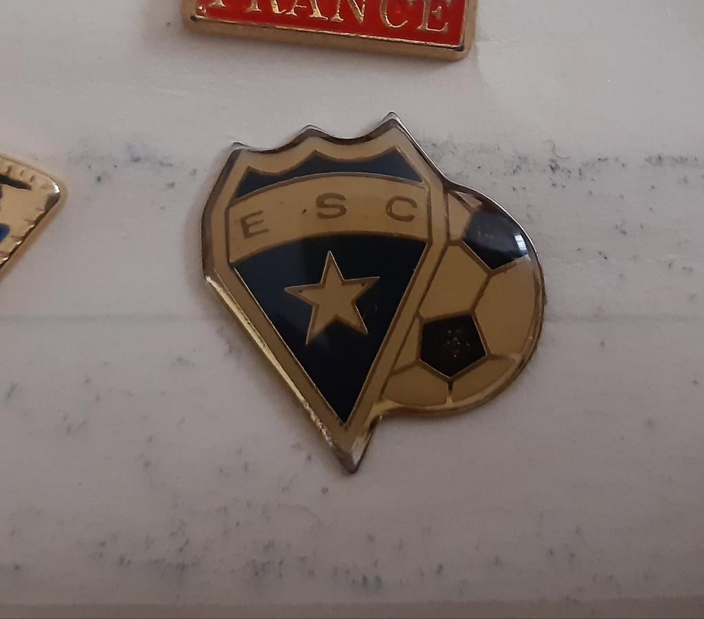 Pin E.S.C, Ophalen of Verzenden, Nieuw, Sport, Speldje of Pin