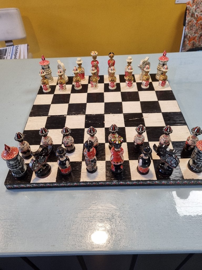 Uniek Handgemaakt Aziatisch Schaakspel (Sri Lanka Stijl), Kringloopwinkel Dorcas Kapelle, Gebruikt, Een of twee spelers, Ophalen of Verzenden