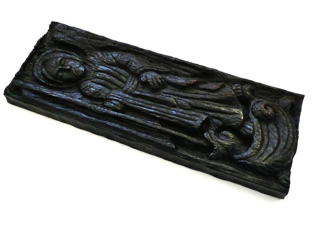 Aartsengel Michaël en de draak in reliëf houtgesneden paneel, Antiek en Kunst, Antiek | Religie, Ophalen of Verzenden