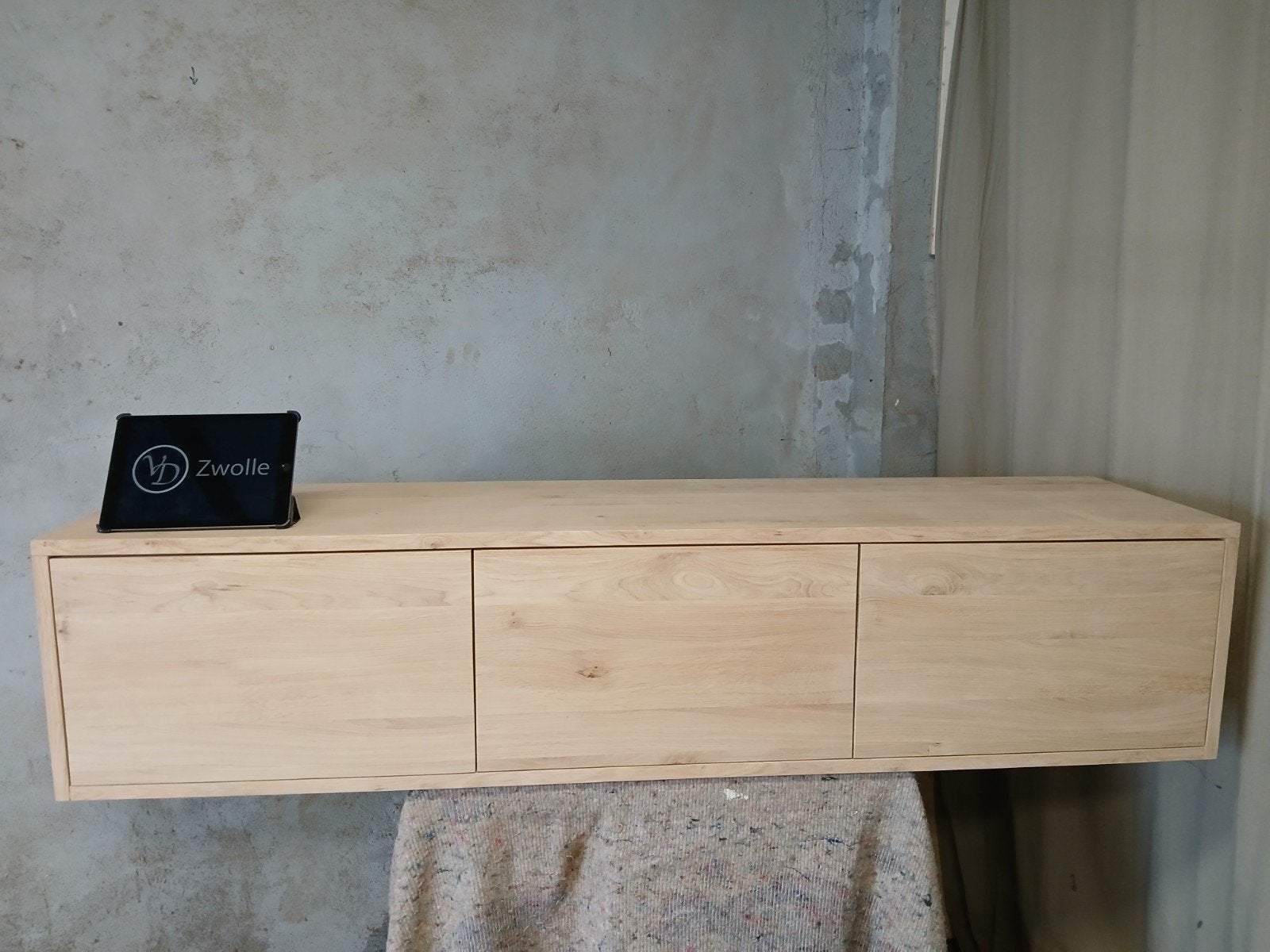Eiken tv-meubel design op maat leverbaar greeploos noten, Huis en Inrichting, 150 tot 200 cm, Eikenhout, Nieuw, Ophalen of Verzenden