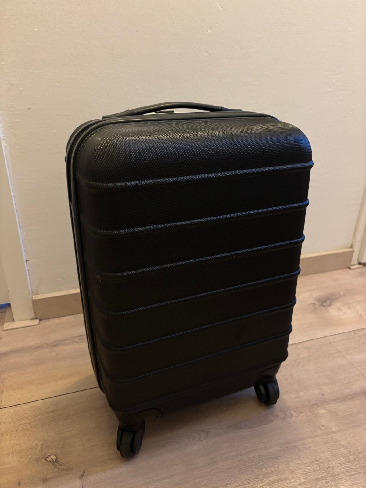 Zwarte HEMA handbagage koffer - Gebruikt, Gebruikt, Zwart, Ophalen of Verzenden, Uitschuifbare handgreep