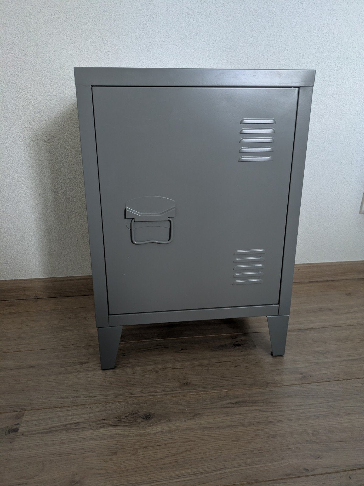 Twee nachtkastjes / grijze lockers, Ophalen, Zo goed als nieuw