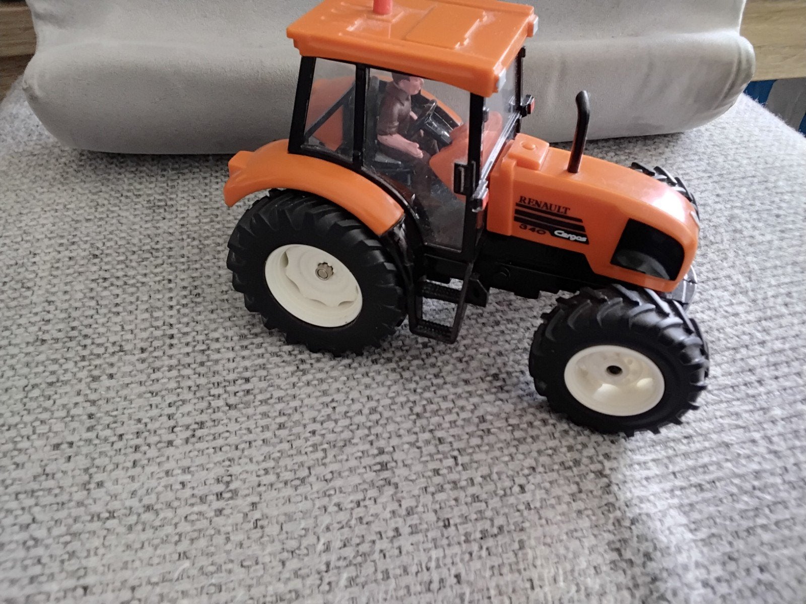 Tractor Renault cargo 340 schaal 1:32, Ophalen of Verzenden, Tractor of Landbouw, Overige merken