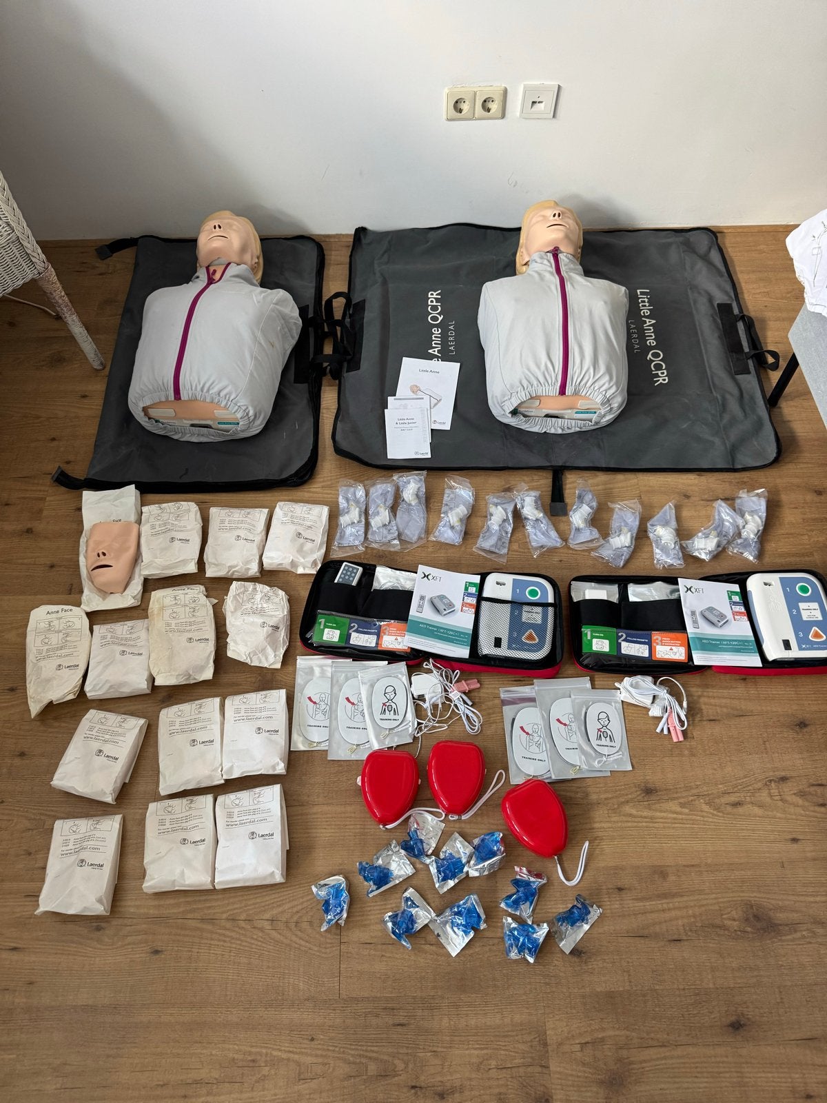 Twee reanimatie poppen met 2 oefen AED,s, Diversen, Verpleegmiddelen, Ophalen, Zo goed als nieuw