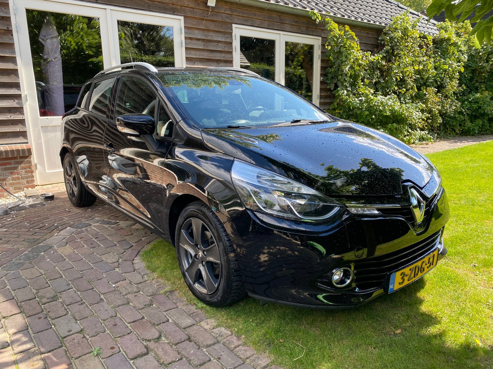 Renault Clio 0.9 TCE 90 Estate 2014 nieuwe banden 3-27 apk, Auto's, Voorwielaandrijving, 898 cc, Stof, Zwart