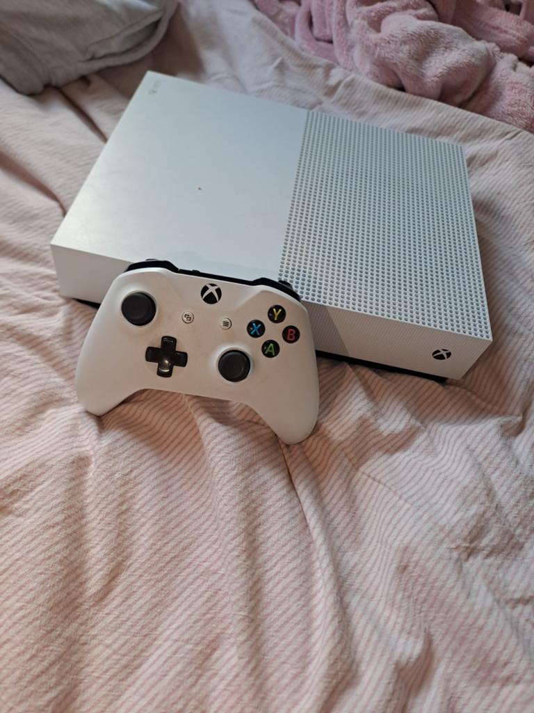 Xbox one s, Spelcomputers en Games, Spelcomputers | Xbox One, Ophalen of Verzenden, Zo goed als nieuw, 500 GB, Met 1 controller