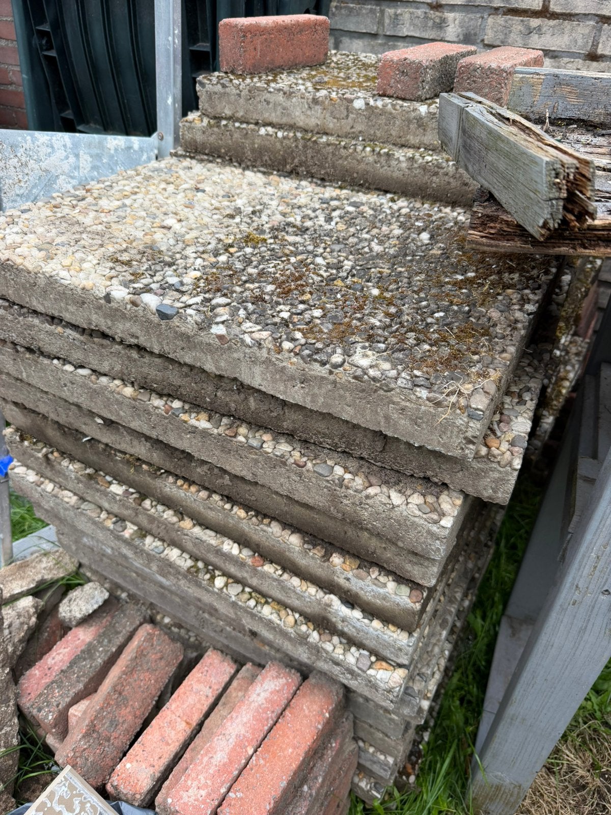 Gezocht: tuintegels afvoer tegen betaling, Tuin en Terras, Ophalen, Gebruikt, 10 m² of meer, Beton