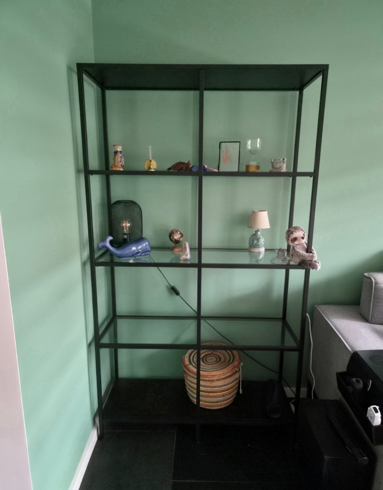 IKEA VITTSJÖ Open Kast - Zwart metaal met glasplaten, Ophalen, 50 tot 100 cm, Zo goed als nieuw, Metaal