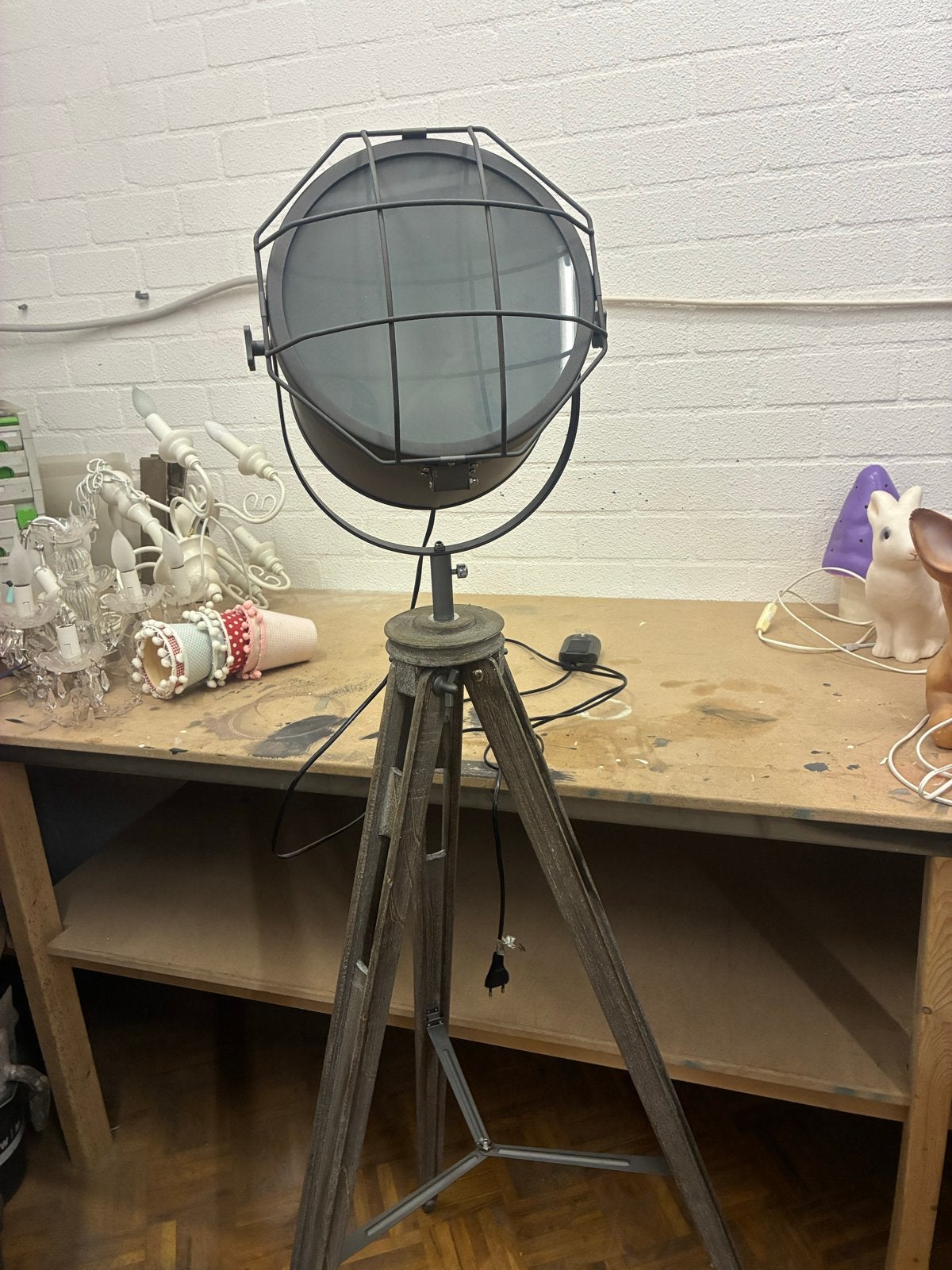 Industriële Vloerlamp met Statief - Zwart Metaal & Hout, Huis en Inrichting, Lampen | Vloerlampen, Ophalen, E27 (groot), Zo goed als nieuw
