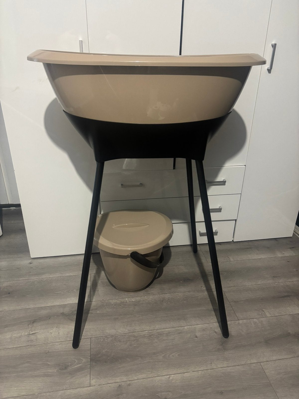 Luma babybadset taupe compleet | Bad, standaard, accessoires, Zo goed als nieuw, Badje, Standaard, Ophalen