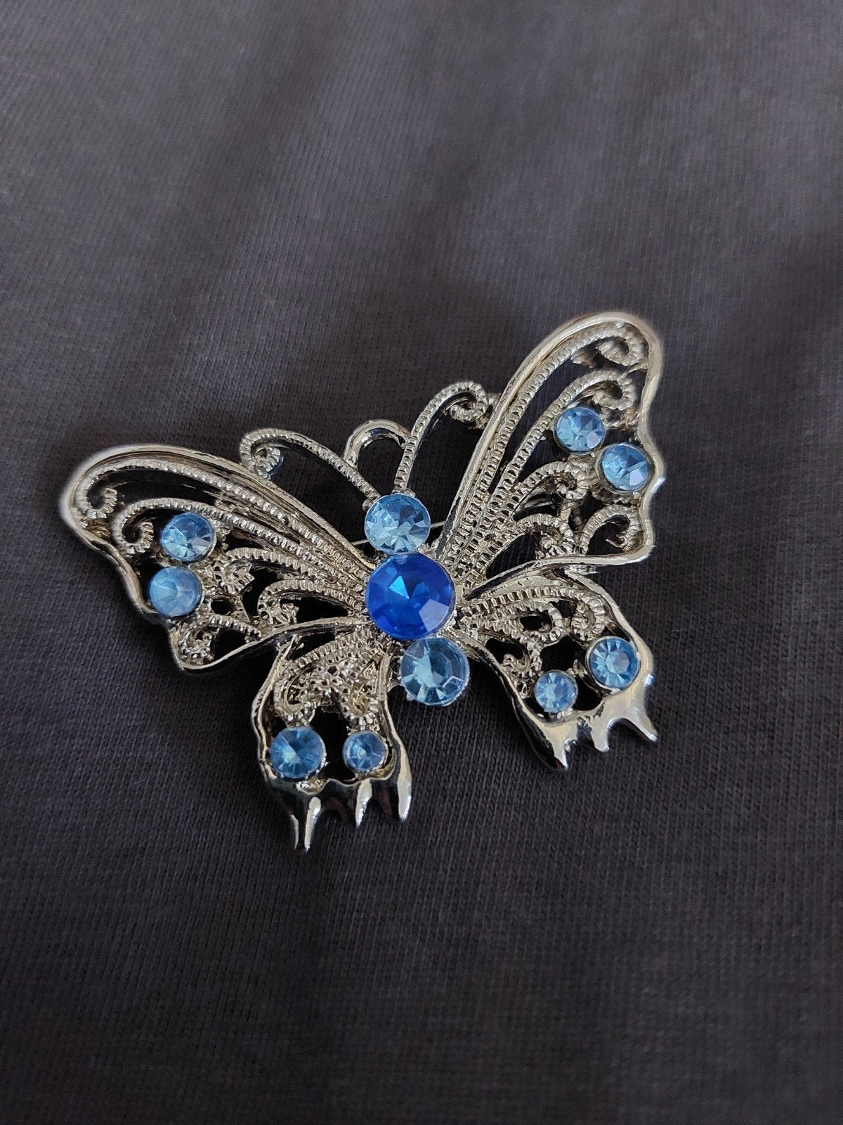 Prachtige vlinder broche met blauwe steentjes, Overige materialen, Blauw, Ophalen of Verzenden, Zo goed als nieuw