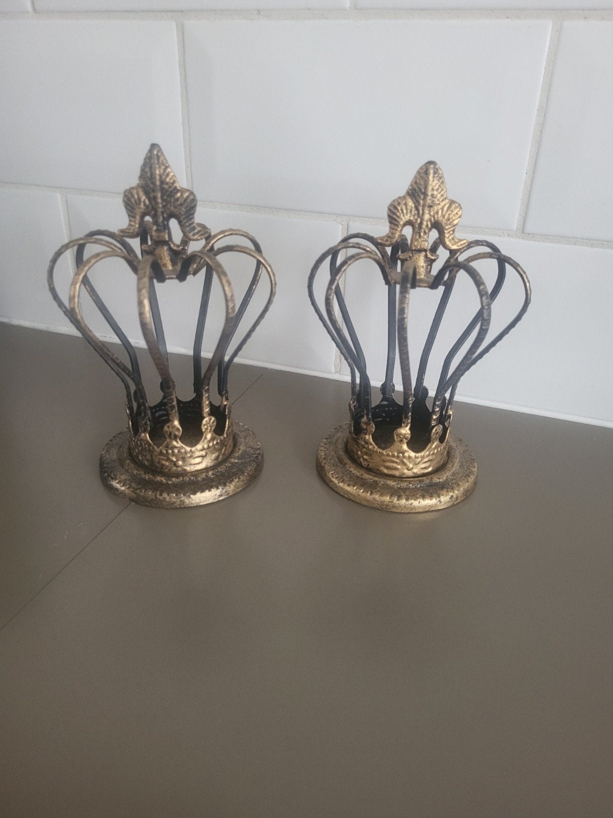 Set van 2 decoratieve kroontjes,, Huis en Inrichting, Woonaccessoires | Overige, Brocante, Ophalen of Verzenden, Zo goed als nieuw