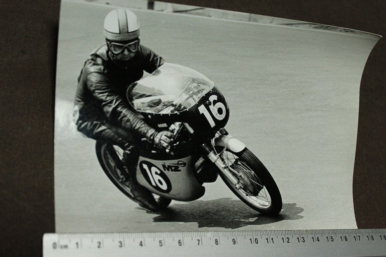 Foto coureur Bartusch op MZ racer, Ophalen of Verzenden, Gelezen