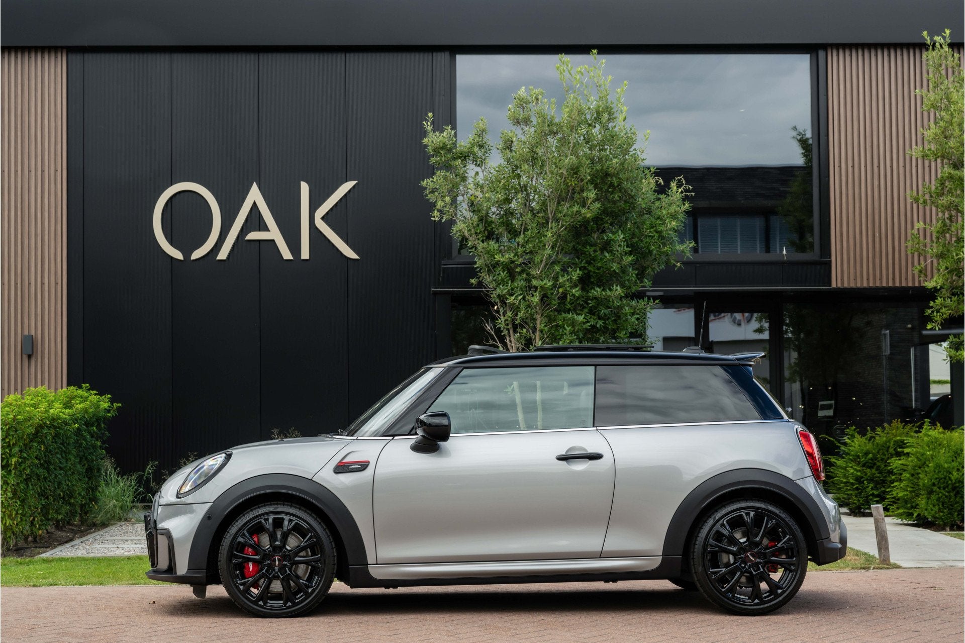 MINI 3-deurs 2.0 John Cooper Works F1 Aut. | Navi | Panorama, Auto's, Gebruikt, Zwart, 4 cilinders, 4 stoelen