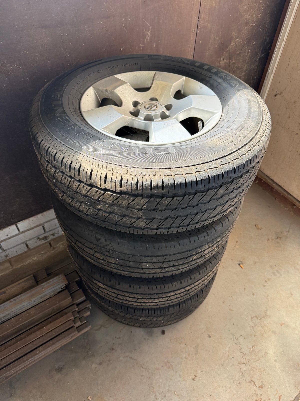 Velgen Nissan Navara met Continental banden, Ophalen, Gebruikt, 255 mm, 16 inch