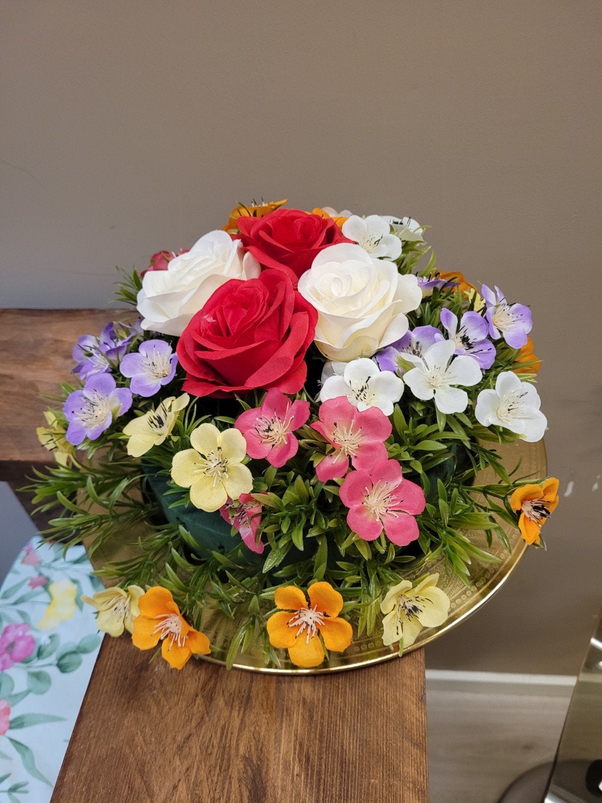 Kunstbloemen op goudkleurige schaal - Ø 40 cm, Huis en Inrichting, Overige materialen, Schaal, Rond, Ophalen of Verzenden