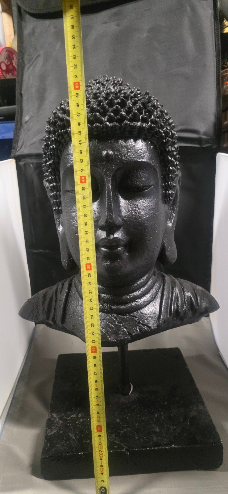 Boeddha beeld op sokkel - Zwart - 58 cm hoog, Zwart, Met sokkel, Steen/keramiek, Ophalen of Verzenden