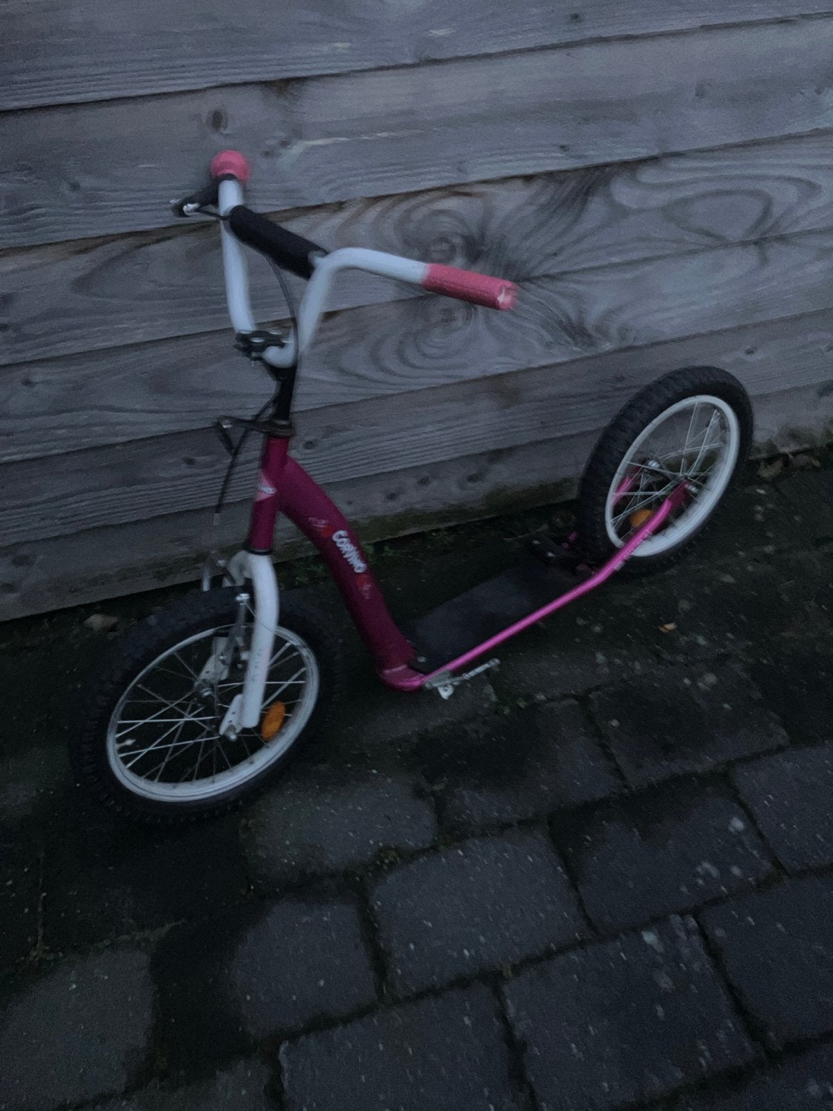 Corvino Kinderstep Roze 16 inch standaard voor en achterrem, Fietsen en Brommers, Ophalen, Gebruikt, Gewone step
