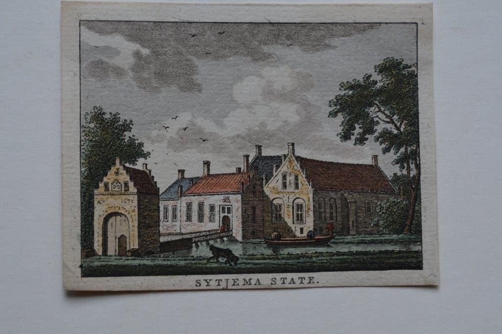HALLUM SYTJEMA STATE Mooie Originele Gravure FRIESLAND GX7, Verzenden, Stadsgezicht, Handgekleurd, Gravure