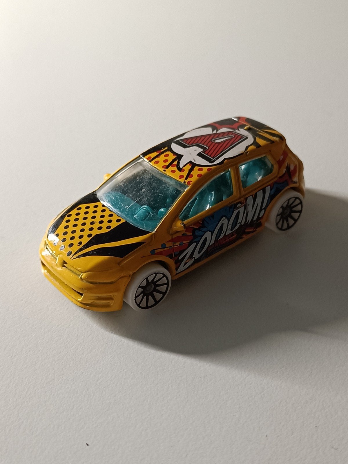 Hot Wheels Volkswagen Golf met Comic Design, Hobby en Vrije tijd, Modelauto's | Overige schalen, Ophalen of Verzenden, Gebruikt