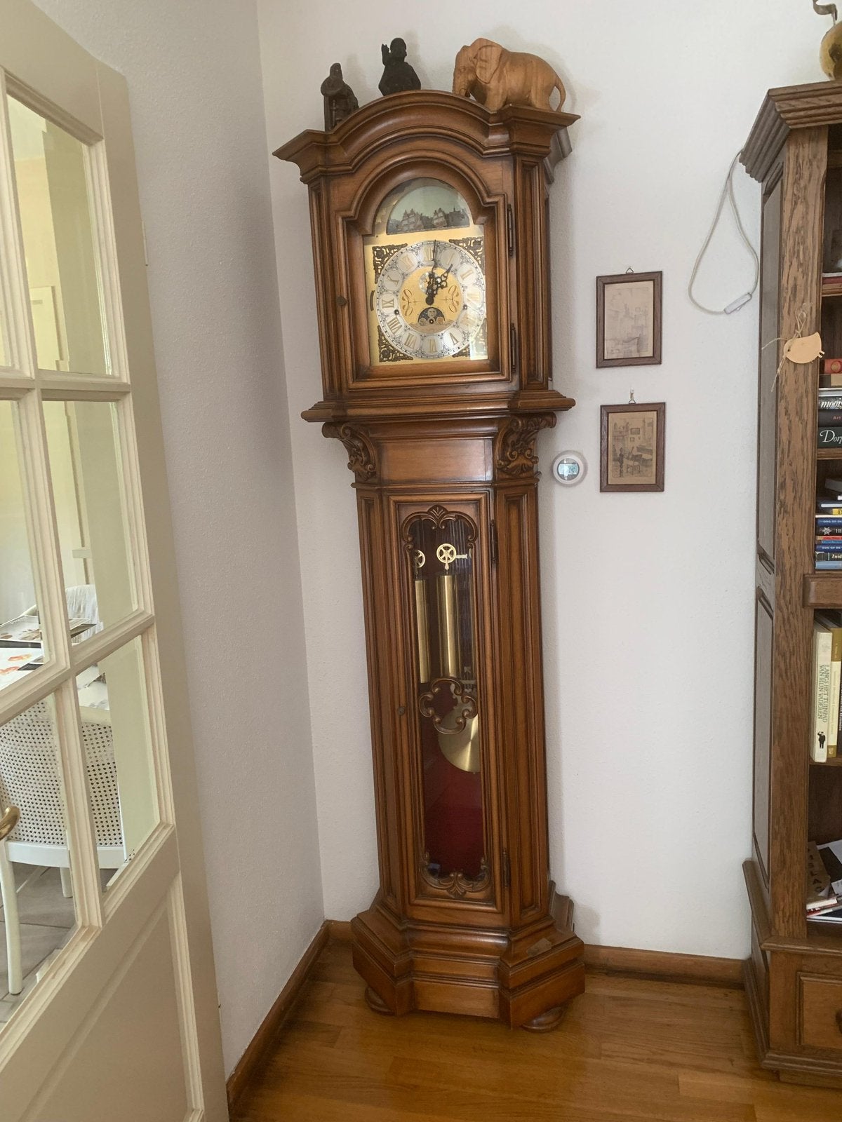 Staande klassieke klok met houten ombouw, Ophalen