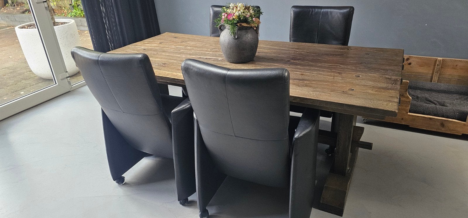 Eettafel met 4 zwarte leren Leolux stoelen op wieltjes, Ophalen, Gebruikt, Zwart, Vier