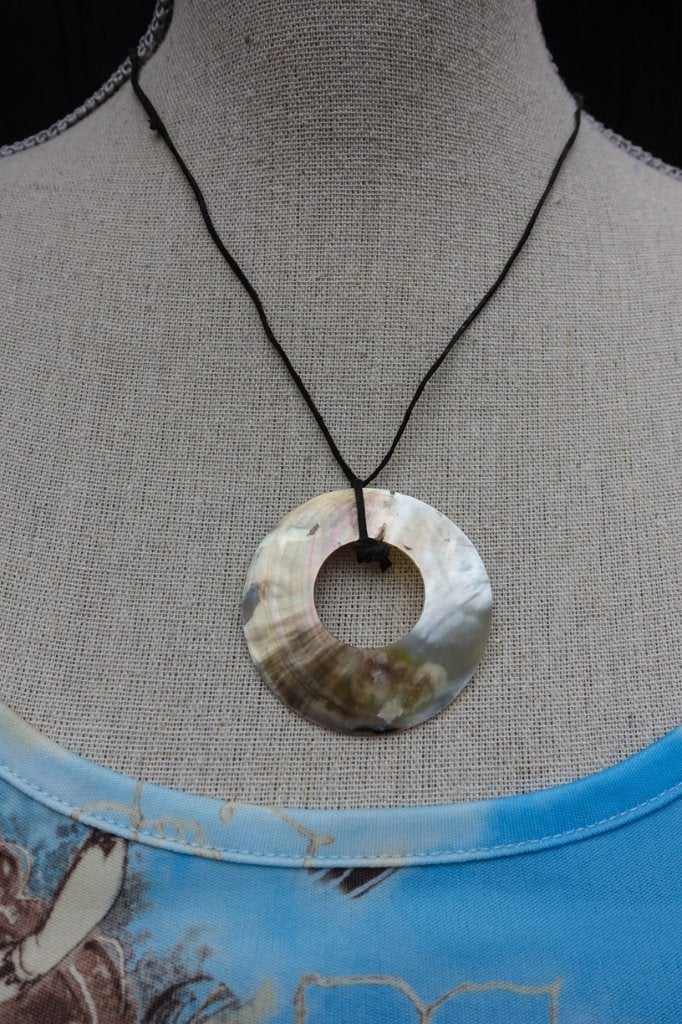 hals ketting met ronde paarlemoer hanger, Overige kleuren, Ophalen of Verzenden, Zo goed als nieuw, Overige materialen
